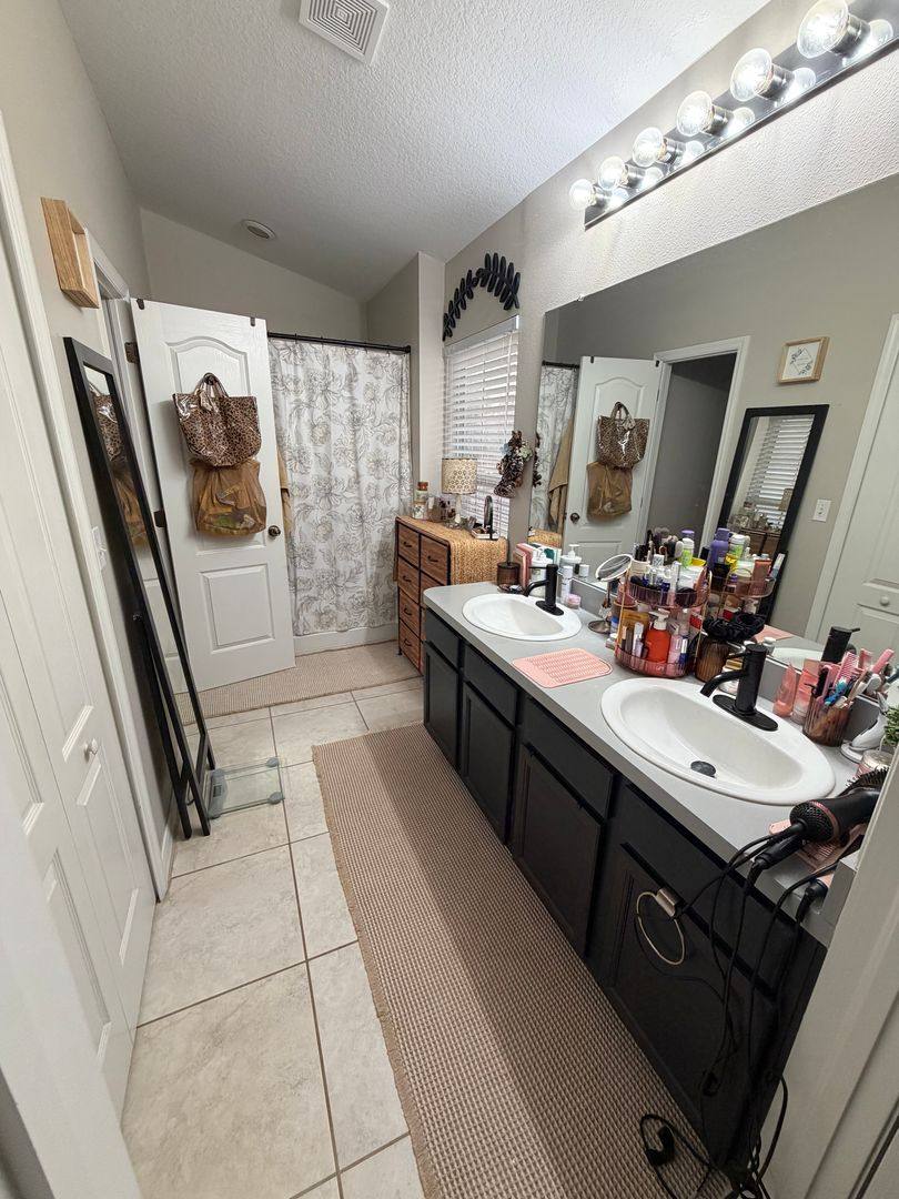 Townhouse for rent at 2319 Tanbark Ridge Place, Plant City, FL 33563