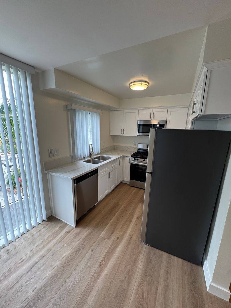 Apartment for rent at 929 Larrabee, West Hollywood, CA 90069
