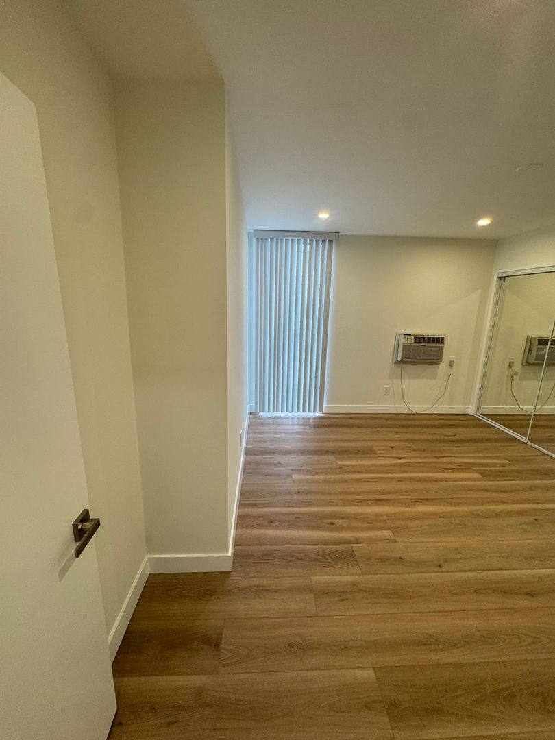 Apartment for rent at 929 Larrabee, West Hollywood, CA 90069