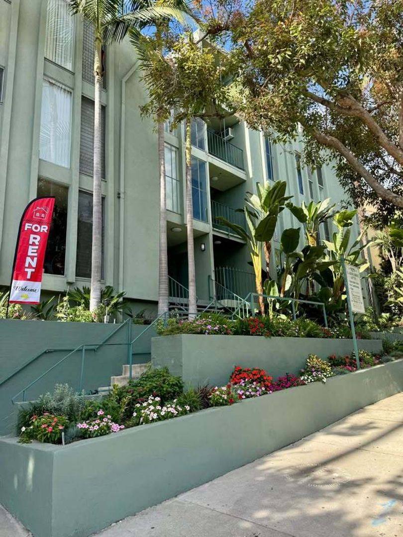 Apartment for rent at 929 Larrabee, West Hollywood, CA 90069