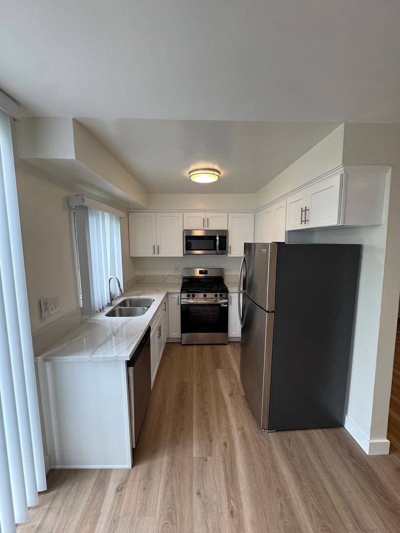 Apartment for rent at 929 Larrabee, West Hollywood, CA 90069
