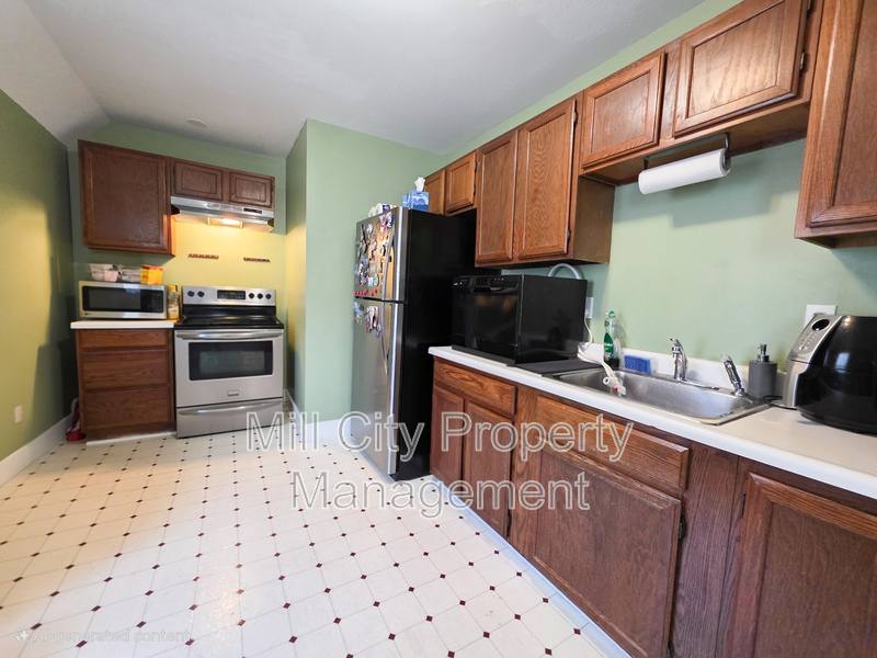 Apartment for rent at 463 Lake Ave #2, Manchester, NH 03103