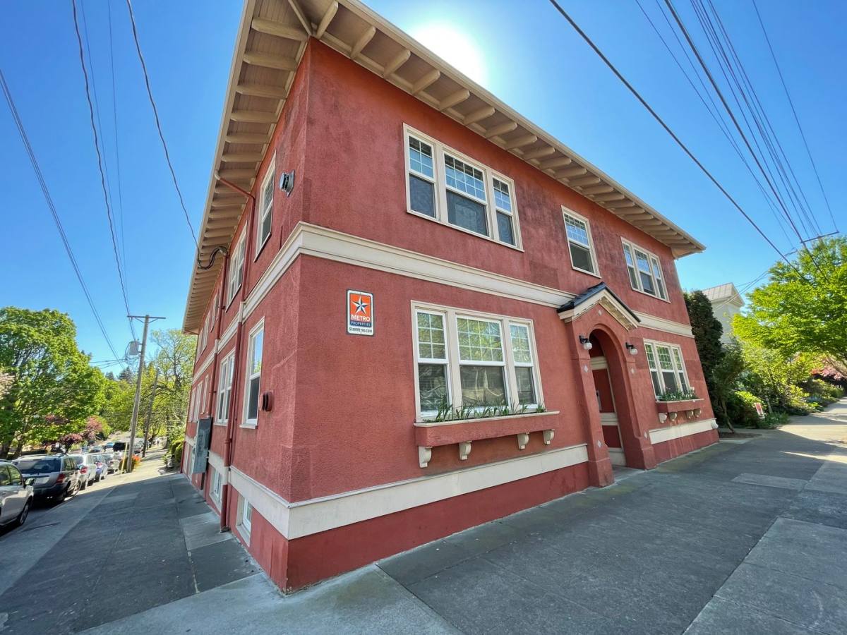 Apartment for rent at 2136 SE Ankeny St, Portland, OR 97214