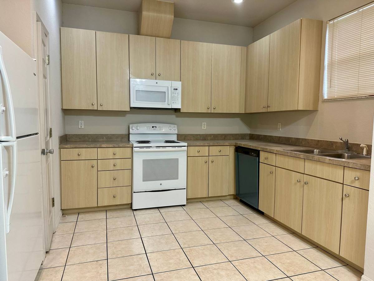 Townhouse for rent at 3619 W Reynolds St, Plant City, FL 33563