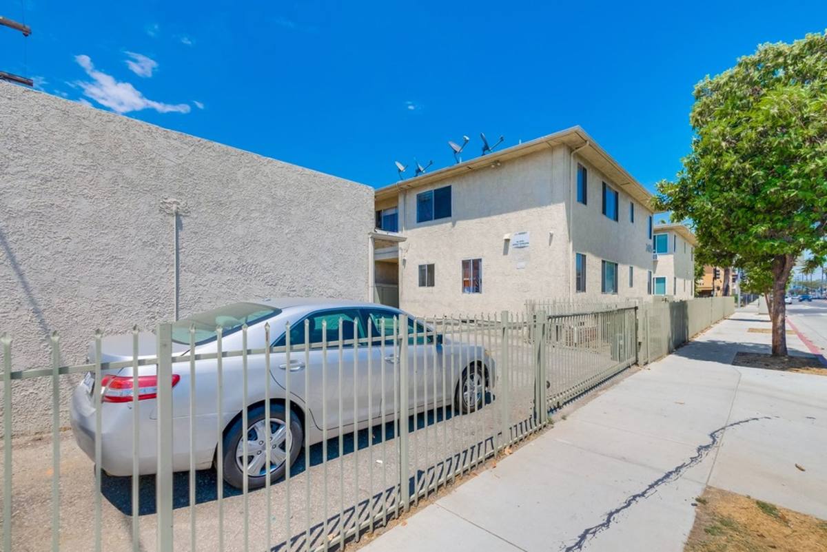 Apartment for rent at 2485 Venice Blvd, Los Angeles, CA 90019