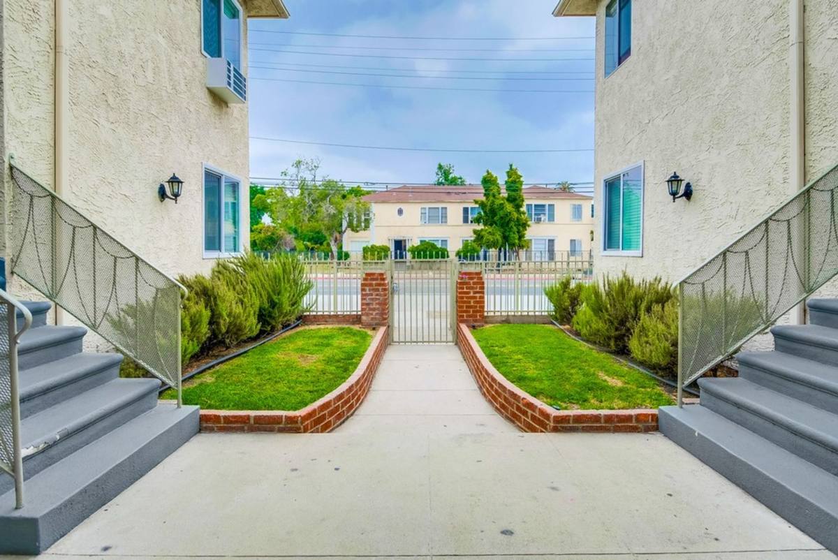 Apartment for rent at 2485 Venice Blvd, Los Angeles, CA 90019