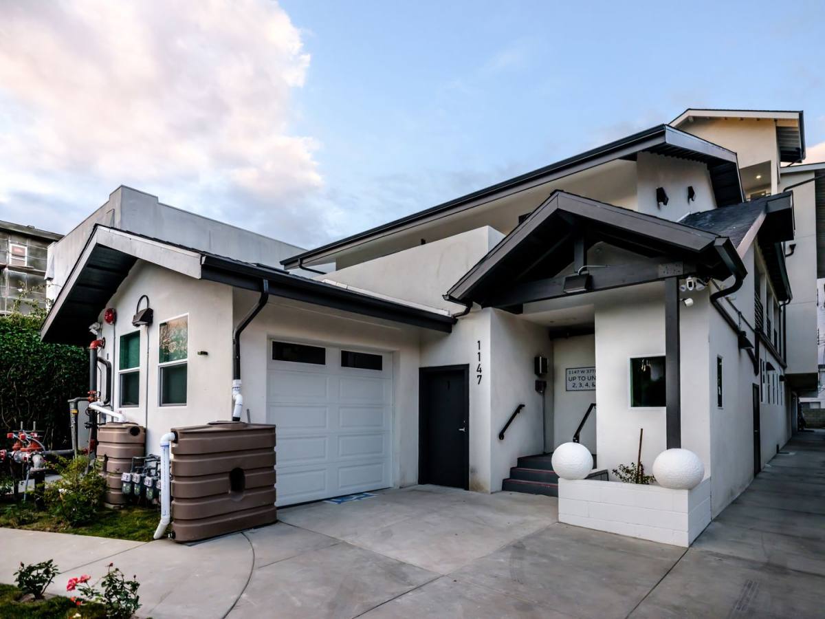 Apartment for rent at 1147 W 37th St, Los Angeles, CA 90007