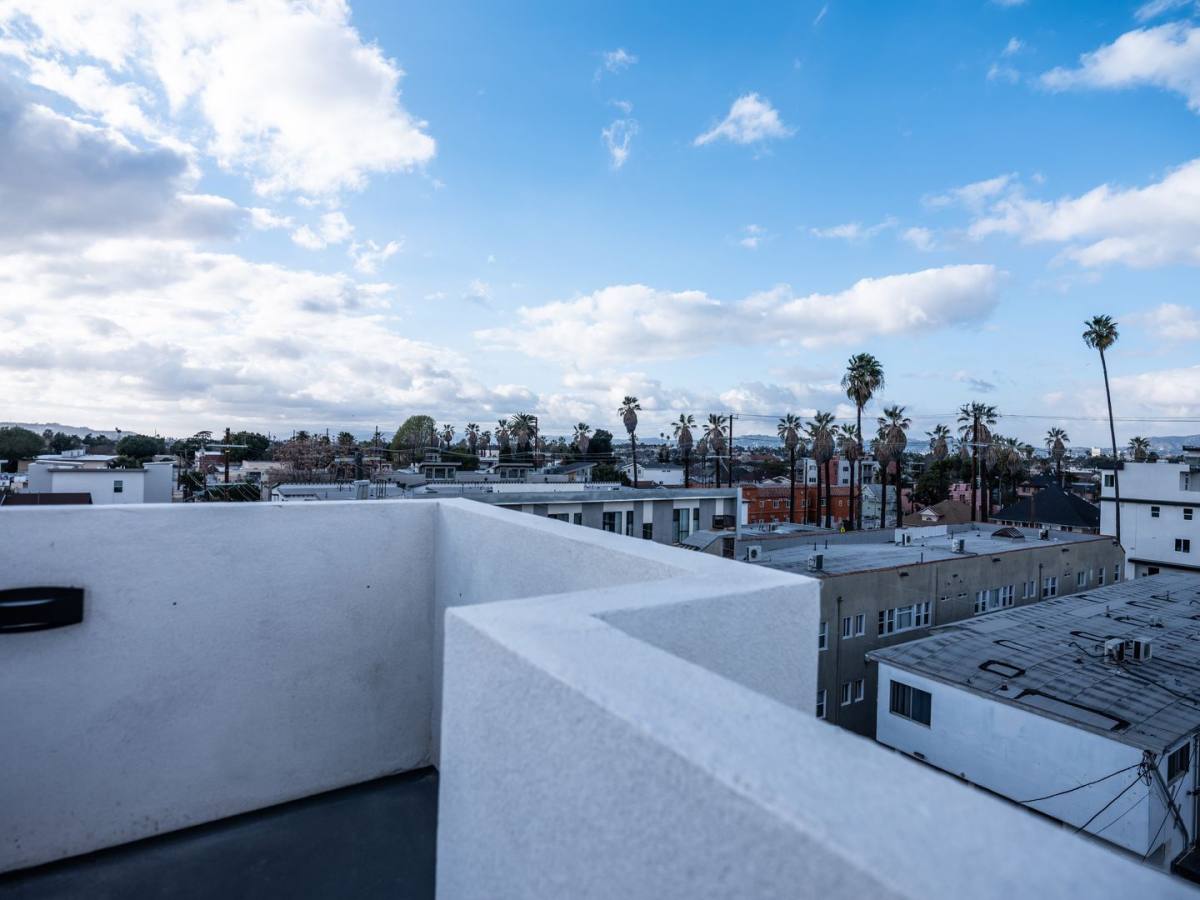 Apartment for rent at 1147 W 37th St, Los Angeles, CA 90007