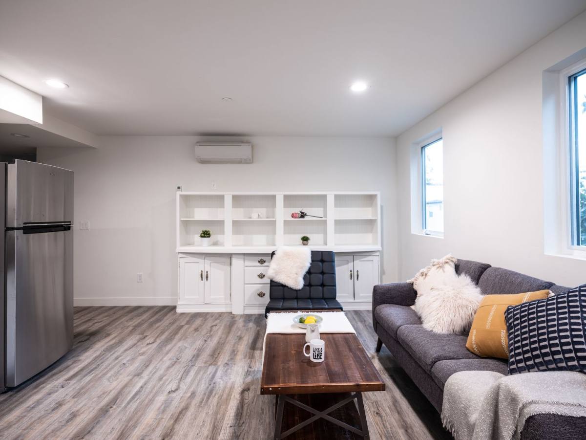 Apartment for rent at 1147 W 37th St, Los Angeles, CA 90007