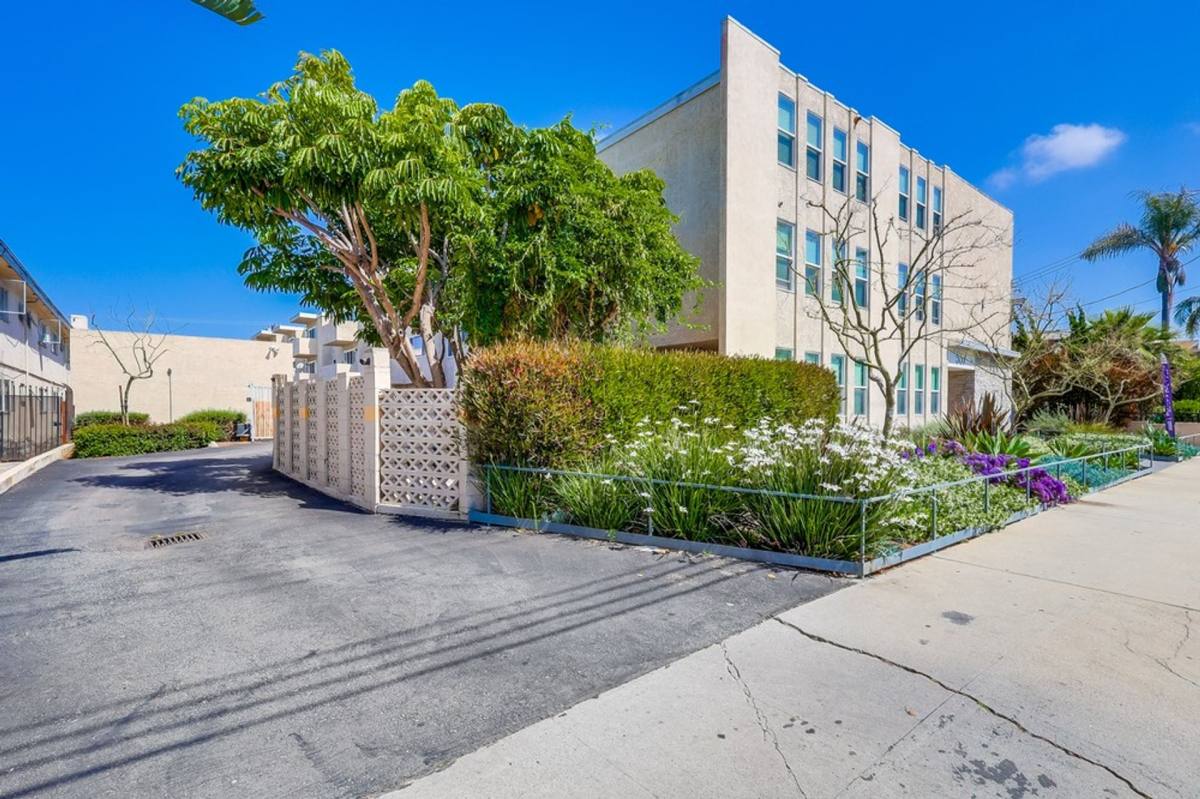 Apartment for rent at 537 W Hyde Park Blvd, Inglewood, CA 90302