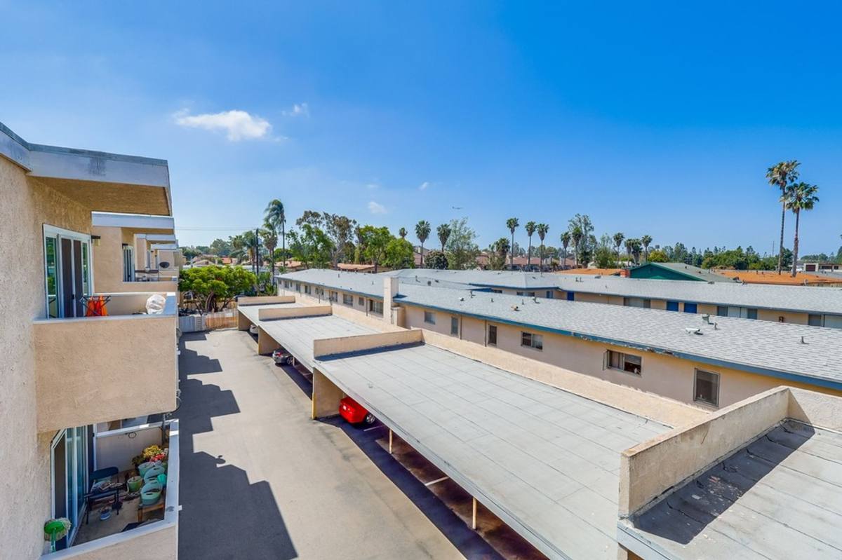 Apartment for rent at 537 W Hyde Park Blvd, Inglewood, CA 90302