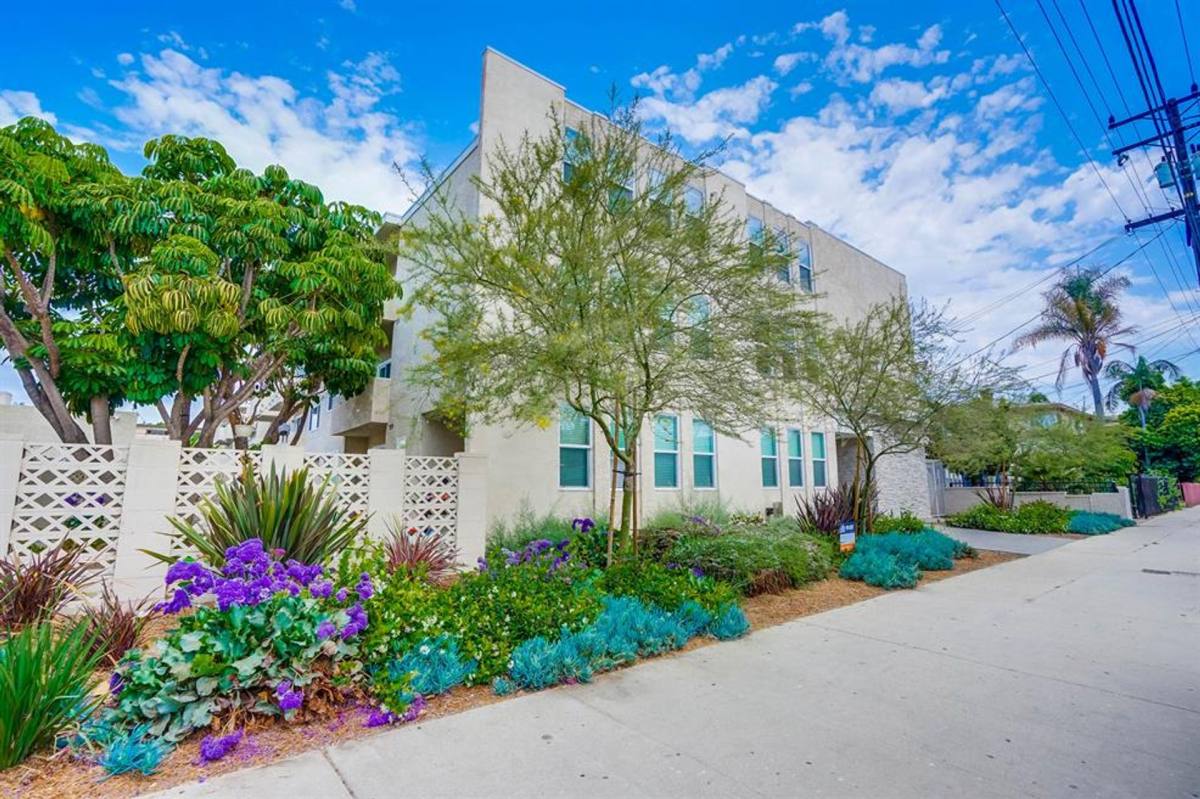 Apartment for rent at 537 W Hyde Park Blvd, Inglewood, CA 90302