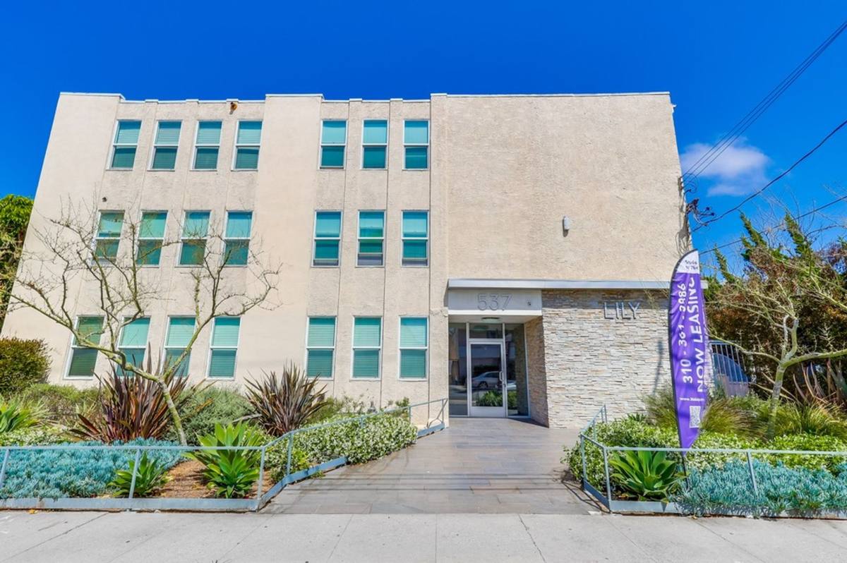 Apartment for rent at 537 W Hyde Park Blvd, Inglewood, CA 90302