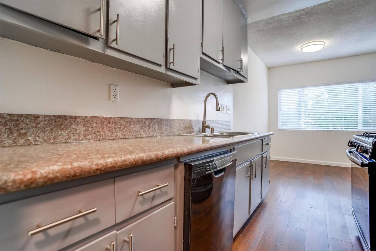 Apartment for rent at 537 W Hyde Park Blvd, Inglewood, CA 90302