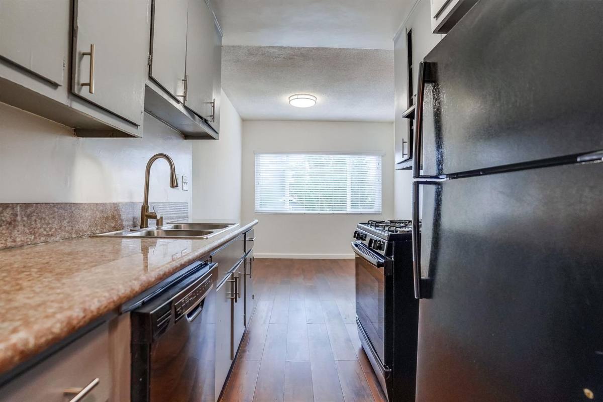 Apartment for rent at 537 W Hyde Park Blvd, Inglewood, CA 90302