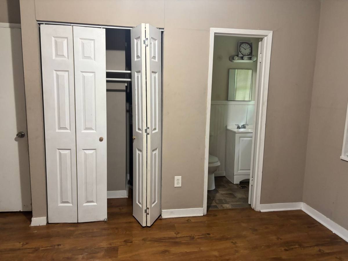 House for rent at 3084 Oak Forest Dr, Jackson, MS 39212
