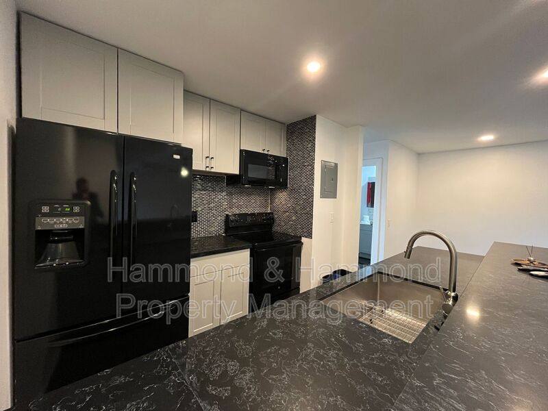 Condo for rent at 20930 Parthenia St #201, Canoga Park, CA 91304