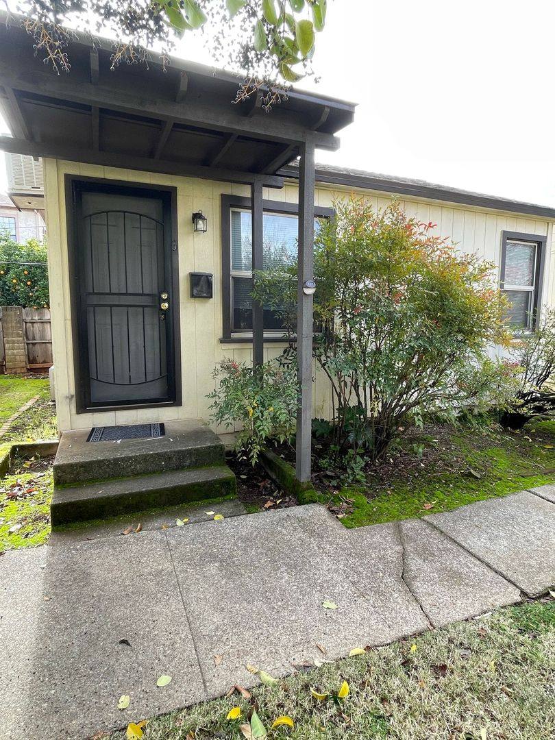 Apartment for rent at 1538 W St, Redding, CA 96001