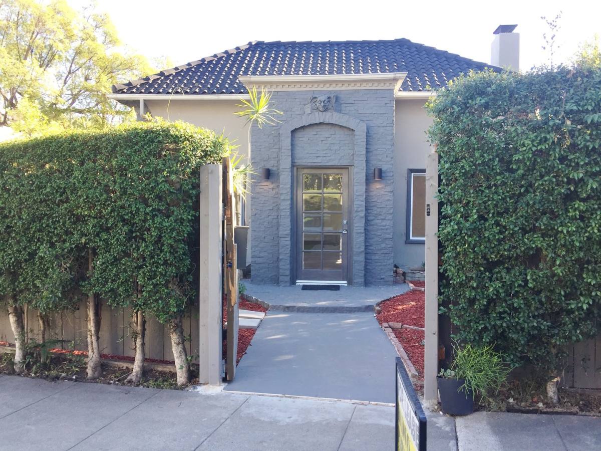 Apartment for rent at 8538 W Knoll Dr, West Hollywood, CA 90069