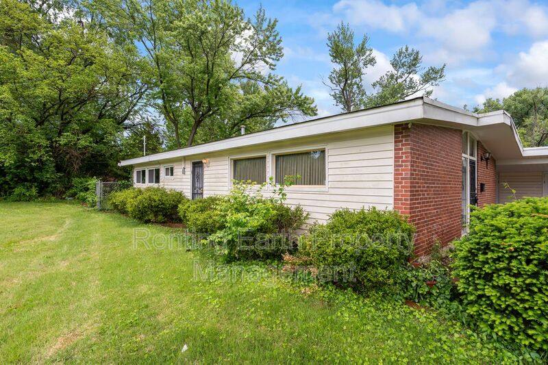 House for rent at 6452 Evergreen Blvd, Saint Louis, MO 63134