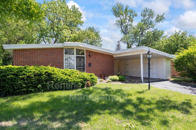 House for rent at 6452 Evergreen Blvd, Saint Louis, MO 63134
