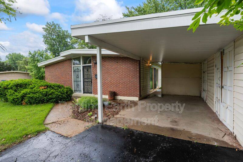 House for rent at 6452 Evergreen Blvd, Saint Louis, MO 63134