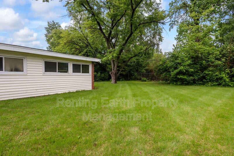 House for rent at 6452 Evergreen Blvd, Saint Louis, MO 63134