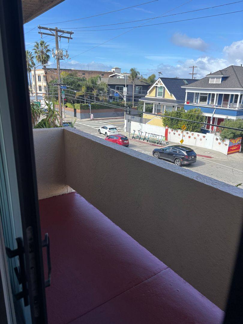 Apartment for rent at 116 Rose Ave, Venice, CA 90291