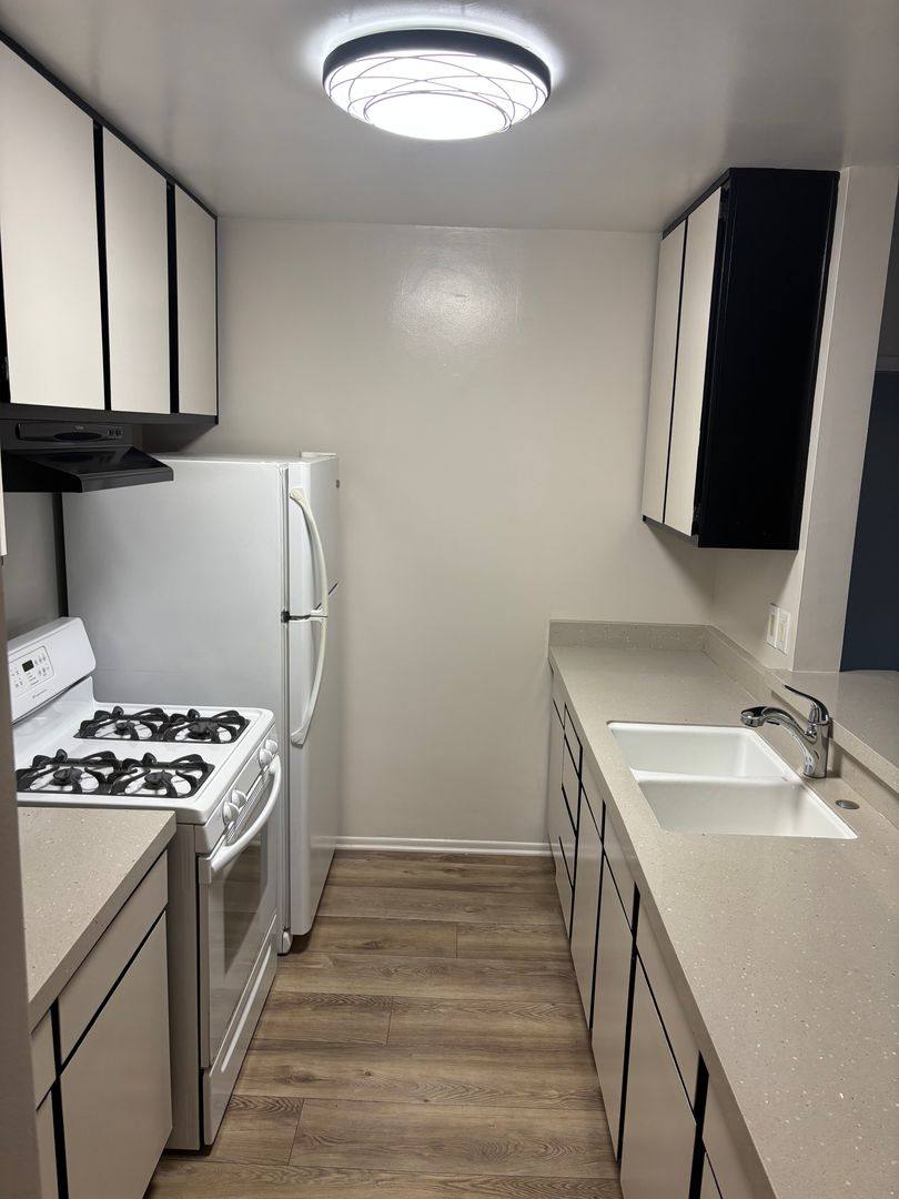 Apartment for rent at 116 Rose Ave, Venice, CA 90291