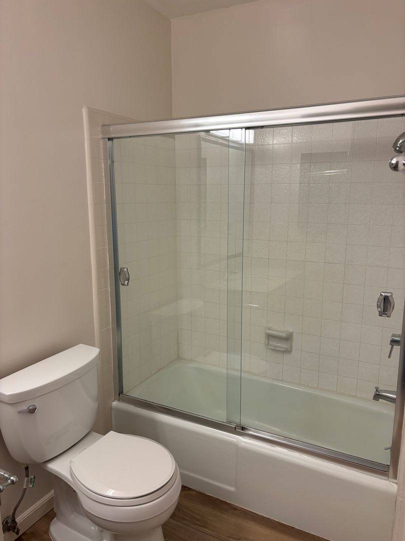 Apartment for rent at 116 Rose Ave, Venice, CA 90291