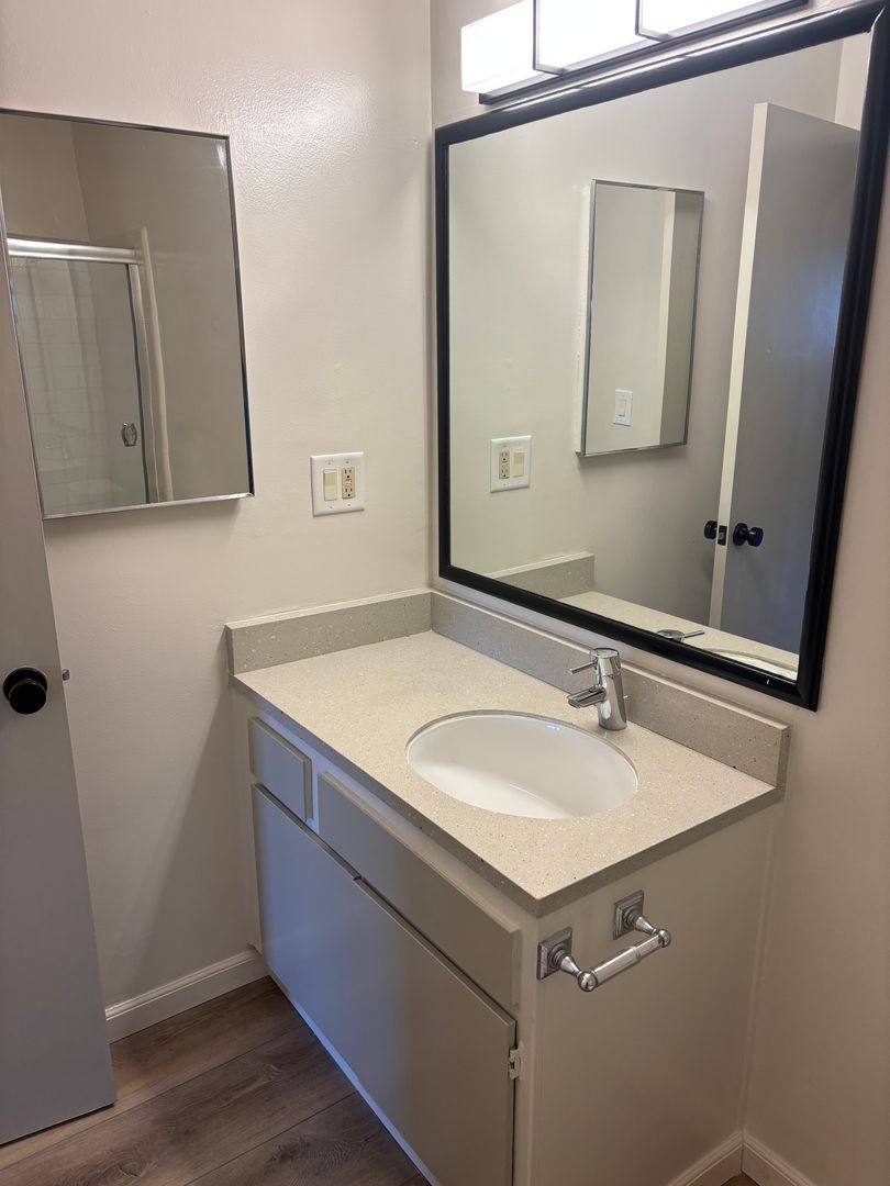 Apartment for rent at 116 Rose Ave, Venice, CA 90291