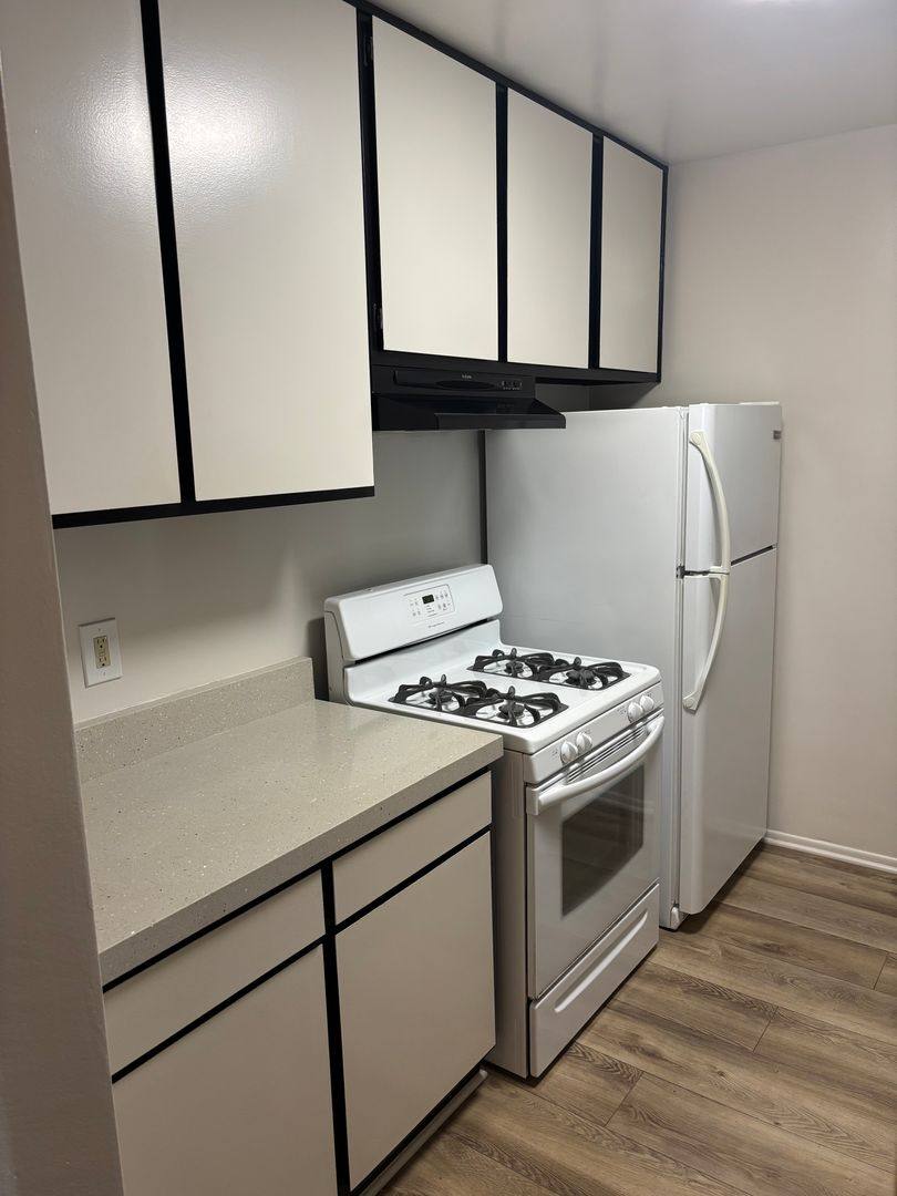 Apartment for rent at 116 Rose Ave, Venice, CA 90291