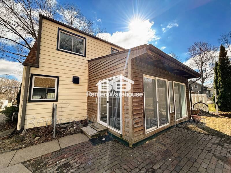 House for rent at 3610 64th St, Urbandale, IA 50322