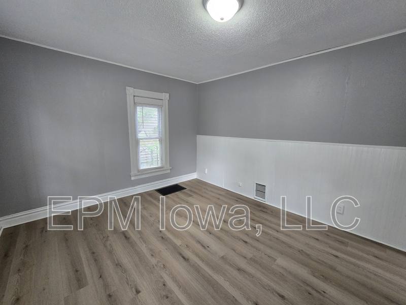 House for rent at 425 Glenwood St, Waterloo, IA 50703