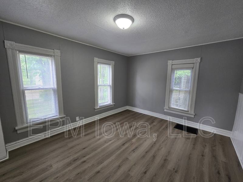 House for rent at 425 Glenwood St, Waterloo, IA 50703