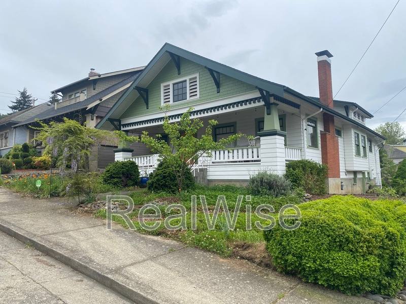 House for rent at 837 SE Blakeley Ave, Roseburg, OR 97470
