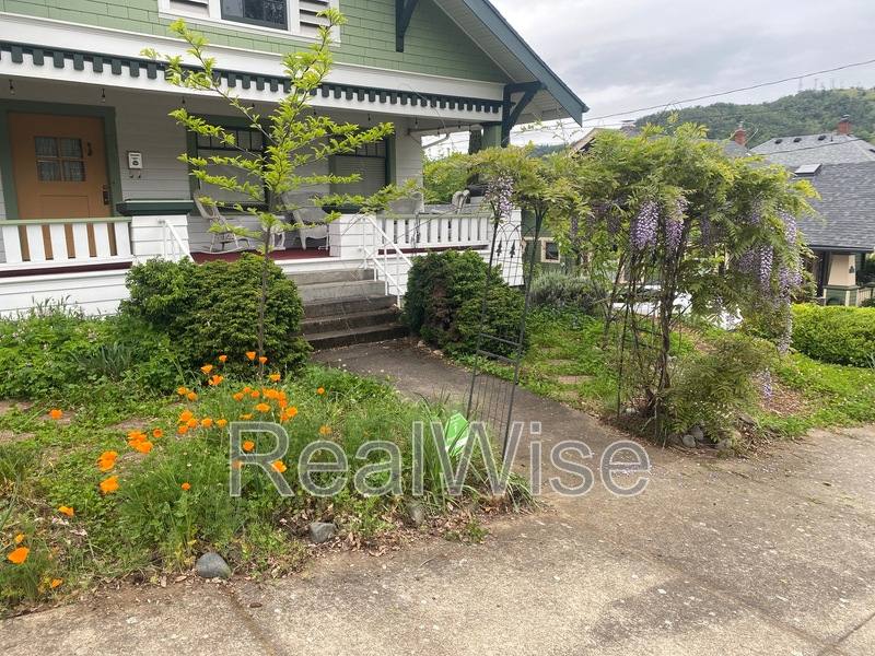 House for rent at 837 SE Blakeley Ave, Roseburg, OR 97470