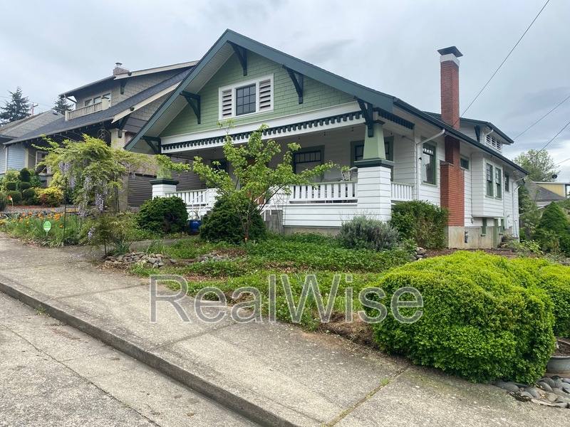 House for rent at 837 SE Blakeley Ave, Roseburg, OR 97470