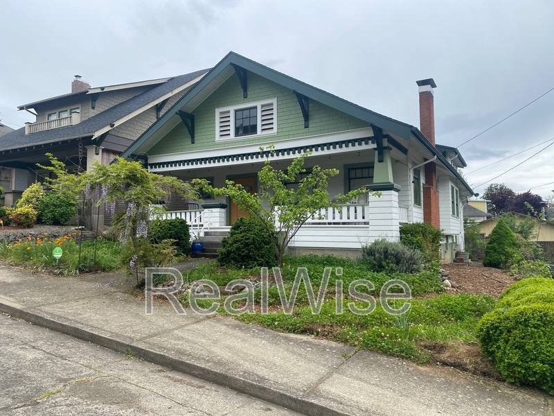 House for rent at 837 SE Blakeley Ave, Roseburg, OR 97470