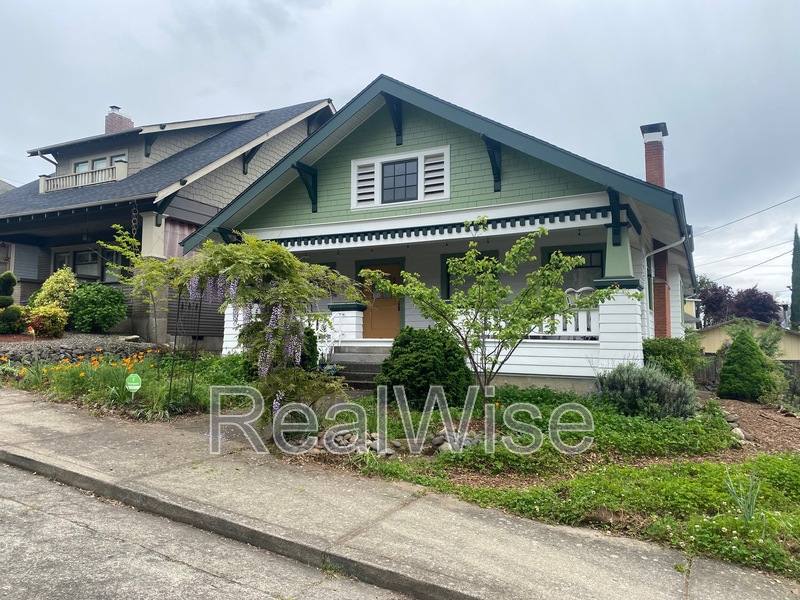 House for rent at 837 SE Blakeley Ave, Roseburg, OR 97470