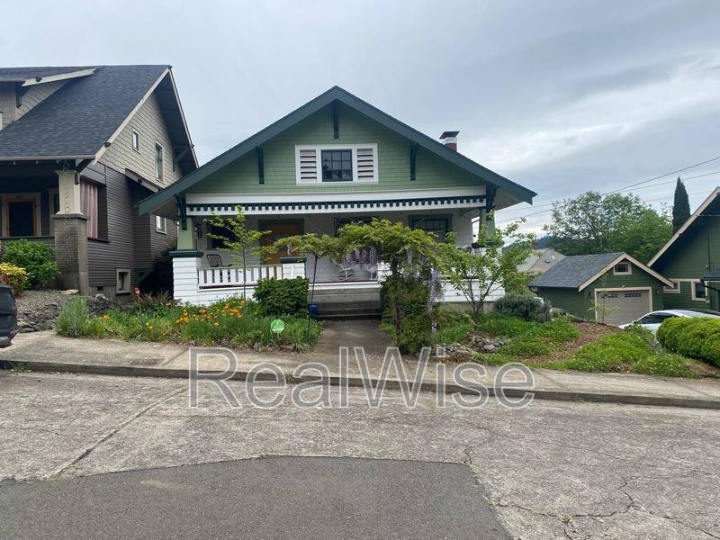 House for rent at 837 SE Blakeley Ave, Roseburg, OR 97470