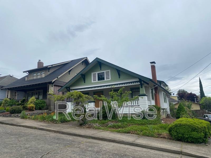 House for rent at 837 SE Blakeley Ave, Roseburg, OR 97470