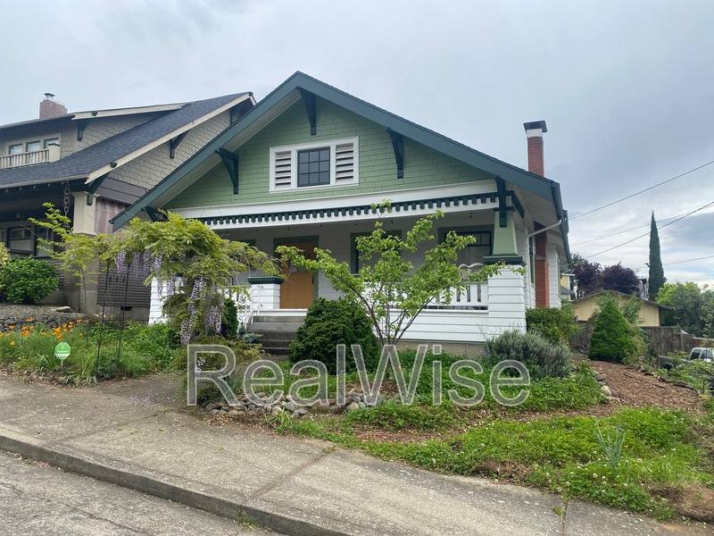 House for rent at 837 SE Blakeley Ave, Roseburg, OR 97470