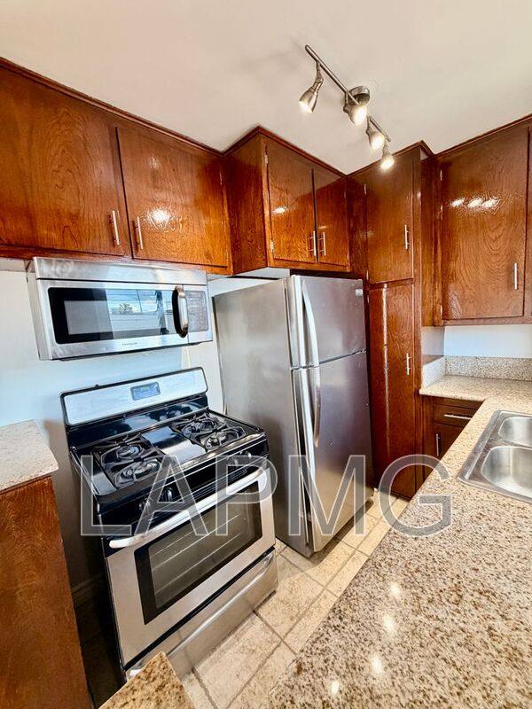 Apartment for rent at 5612 Harold Way #11, Los Angeles, CA 90028