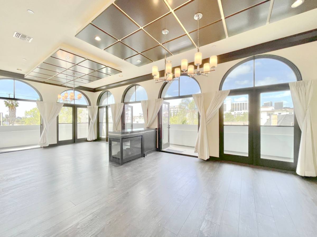 Apartment for rent at 1110 Glenville Dr, Los Angeles, CA 90035