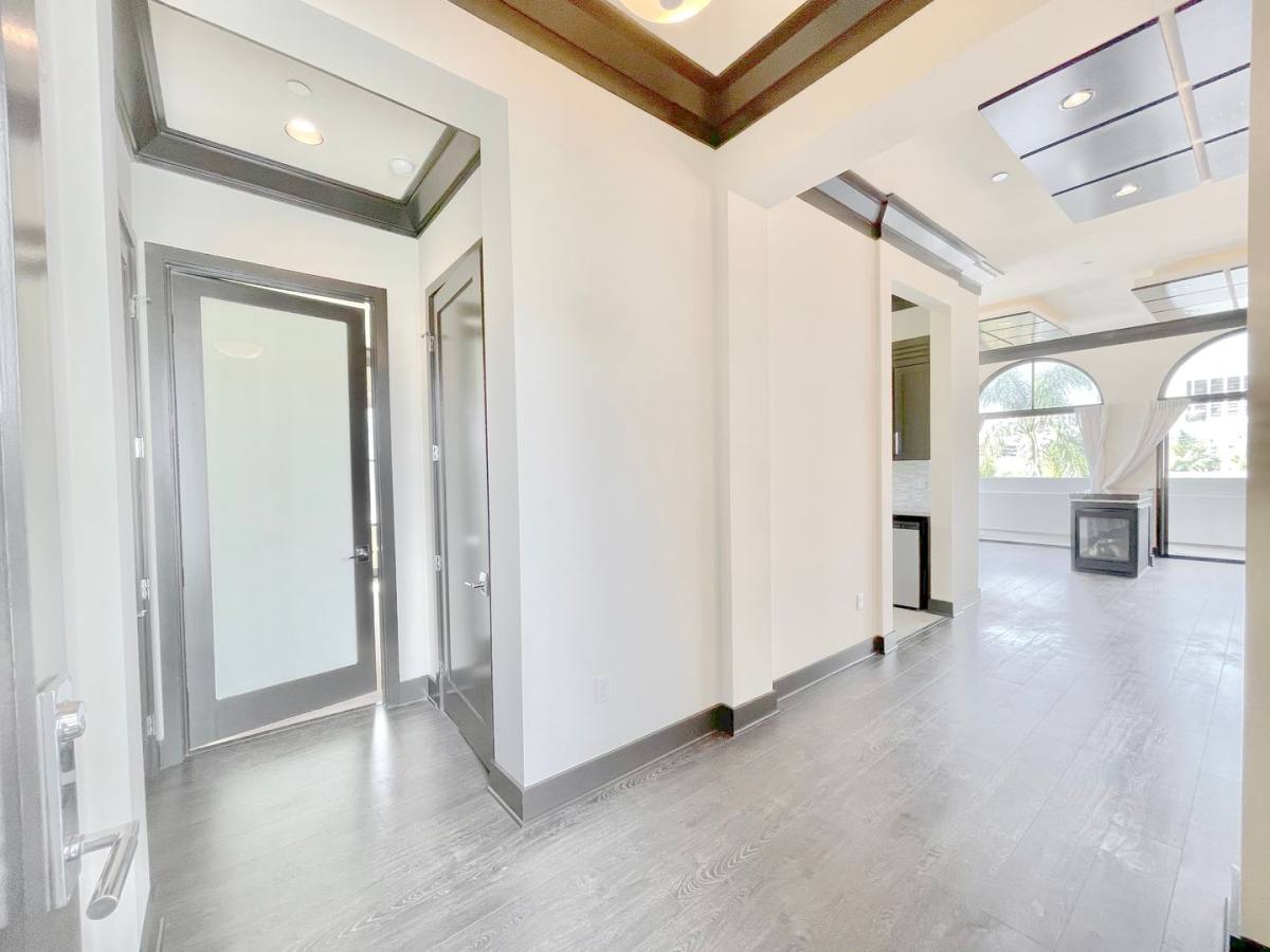Apartment for rent at 1110 Glenville Dr, Los Angeles, CA 90035