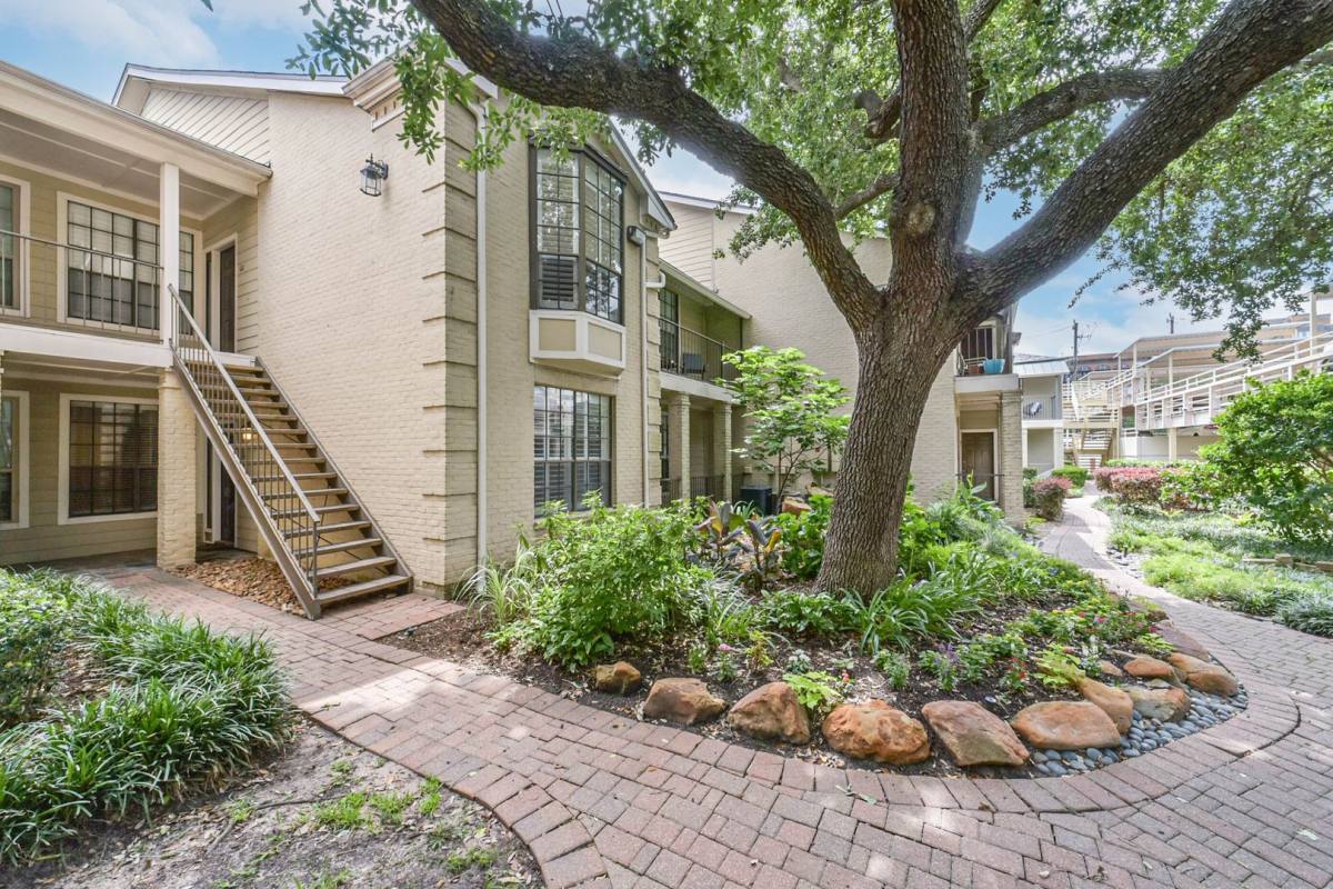 Condo for rent at 2700 Revere St, Houston, TX 77098