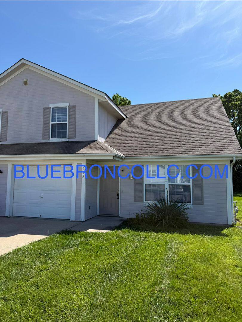 Townhouse for rent at 213 N Crest Dr, Raymore, MO 64083