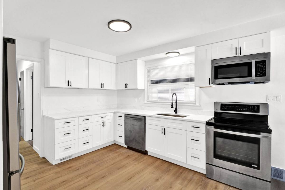 House for rent at 2580 Walnut Lake Rd, West Bloomfield, MI 48323