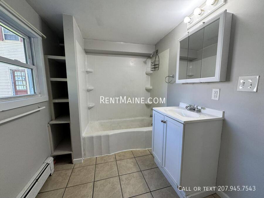 Apartment for rent at 206 Maine Ave #4, Farmingdale, ME 04344